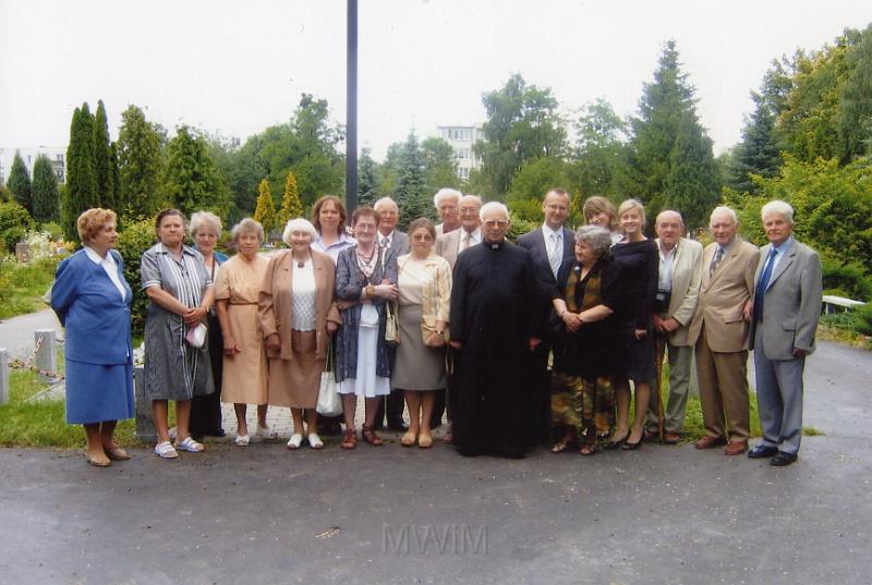 KKE 3296.jpg - Spotkanie modlitewne przy symboliczne mogile pamięci zbrodni kresowych, Olsztyn, 2006 r.